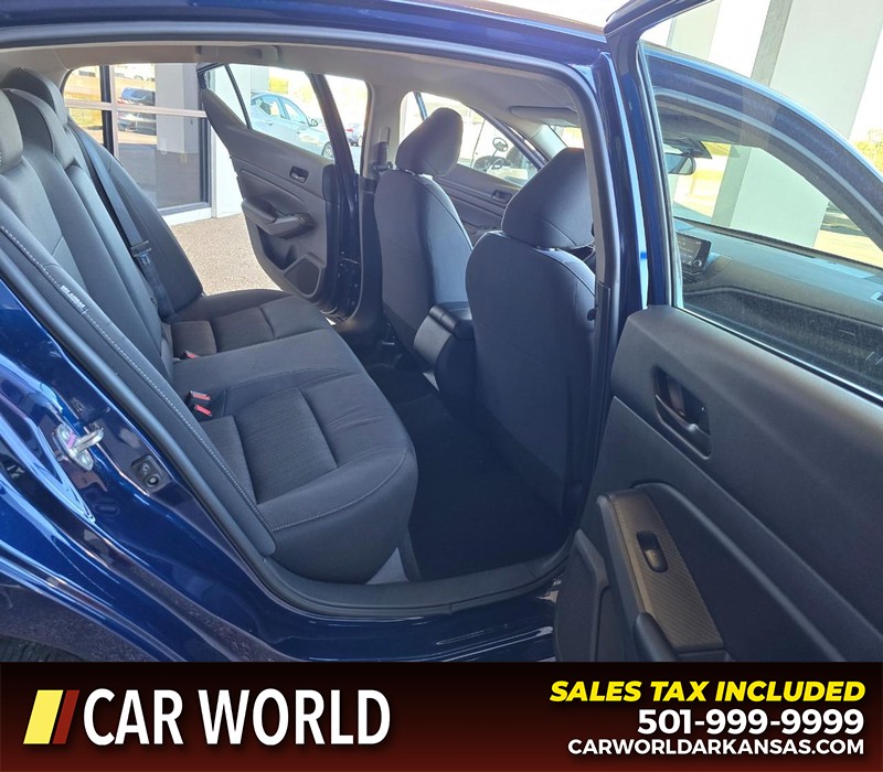 Nissan Altima Vehicle Full-screen Gallery Image 12