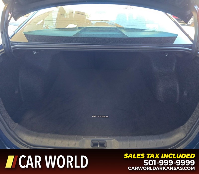 Nissan Altima Vehicle Full-screen Gallery Image 13
