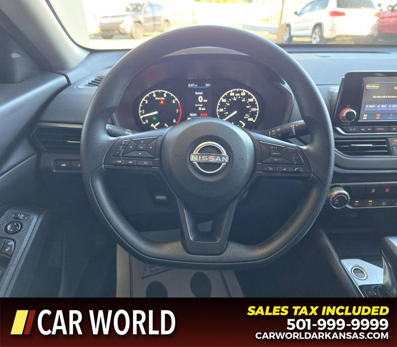 Nissan Altima Vehicle Full-screen Gallery Image 15