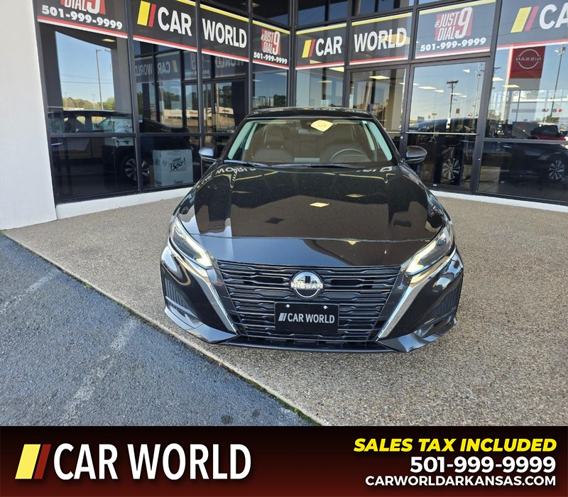 Nissan Altima Vehicle Full-screen Gallery Image 2