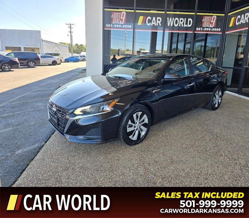 Nissan Altima Vehicle Full-screen Gallery Image 3