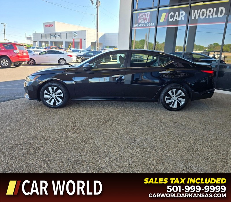 Nissan Altima Vehicle Full-screen Gallery Image 4