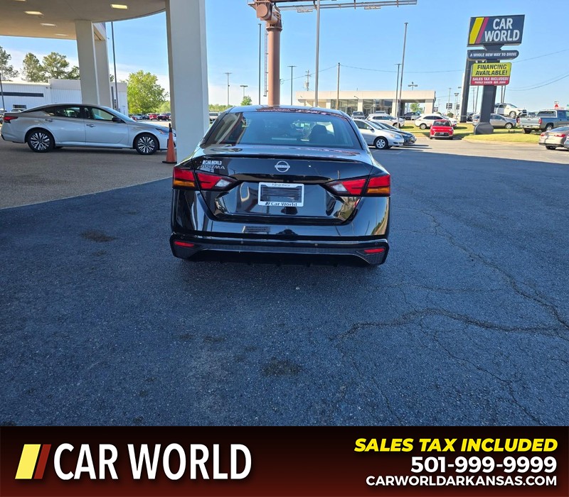 Nissan Altima Vehicle Full-screen Gallery Image 5