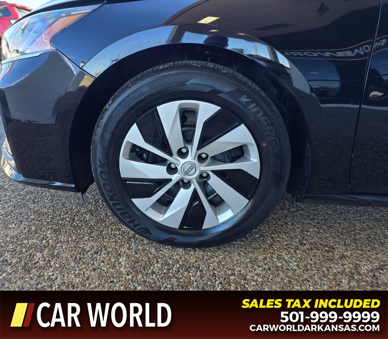 Nissan Altima Vehicle Full-screen Gallery Image 6