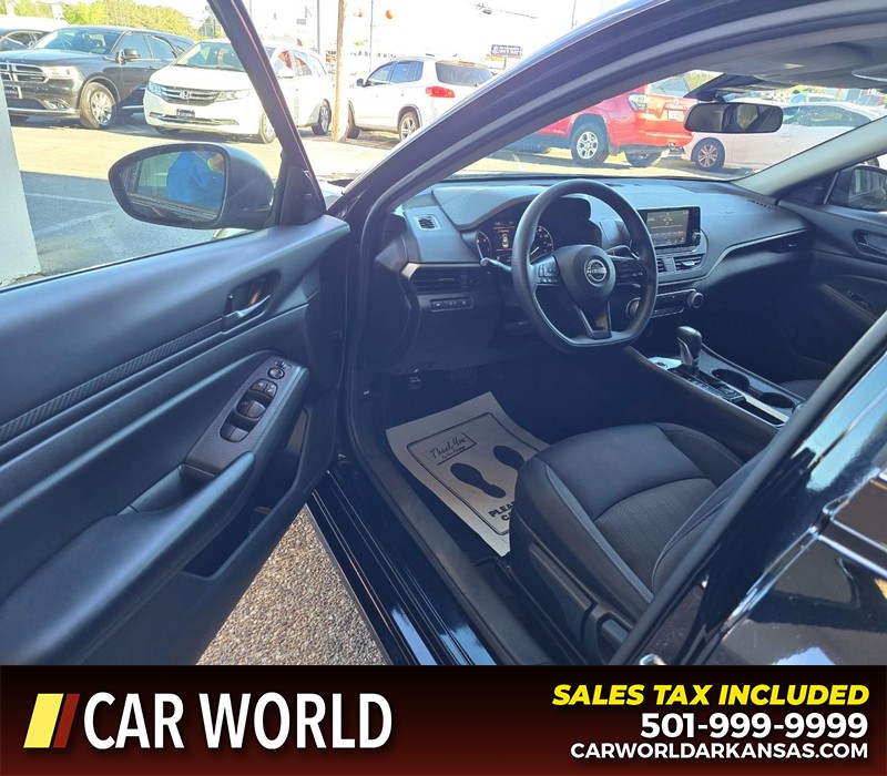 Nissan Altima Vehicle Full-screen Gallery Image 7