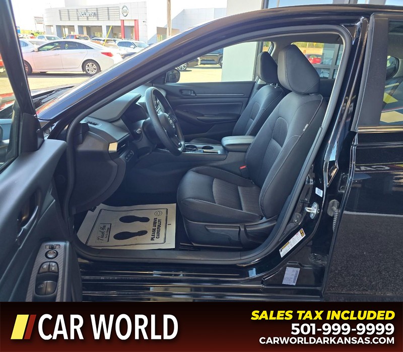 Nissan Altima Vehicle Full-screen Gallery Image 8