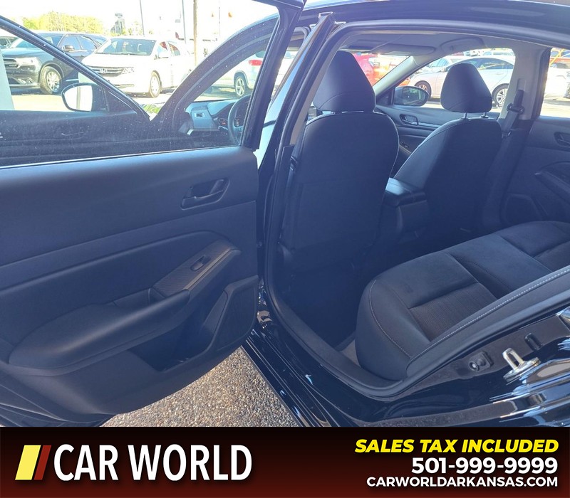 Nissan Altima Vehicle Full-screen Gallery Image 9