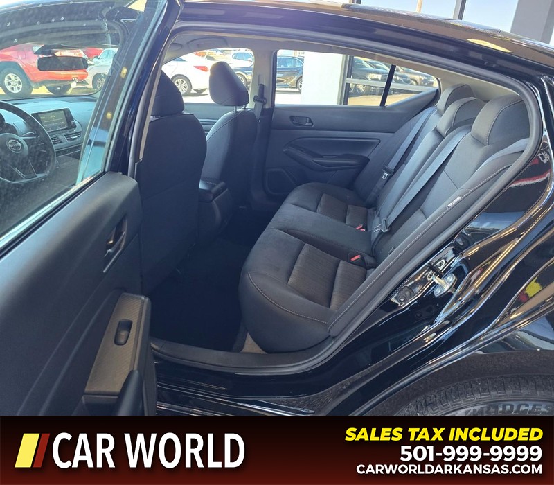 Nissan Altima Vehicle Full-screen Gallery Image 10