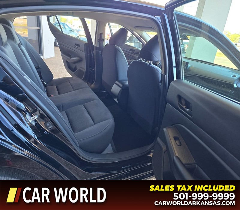 Nissan Altima Vehicle Full-screen Gallery Image 12