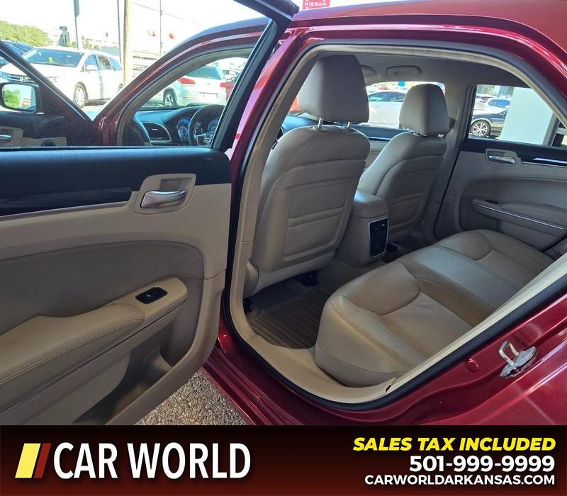 Chrysler 300 Vehicle Full-screen Gallery Image 9