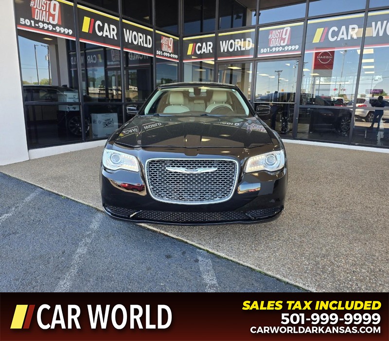 Chrysler 300 Vehicle Full-screen Gallery Image 2