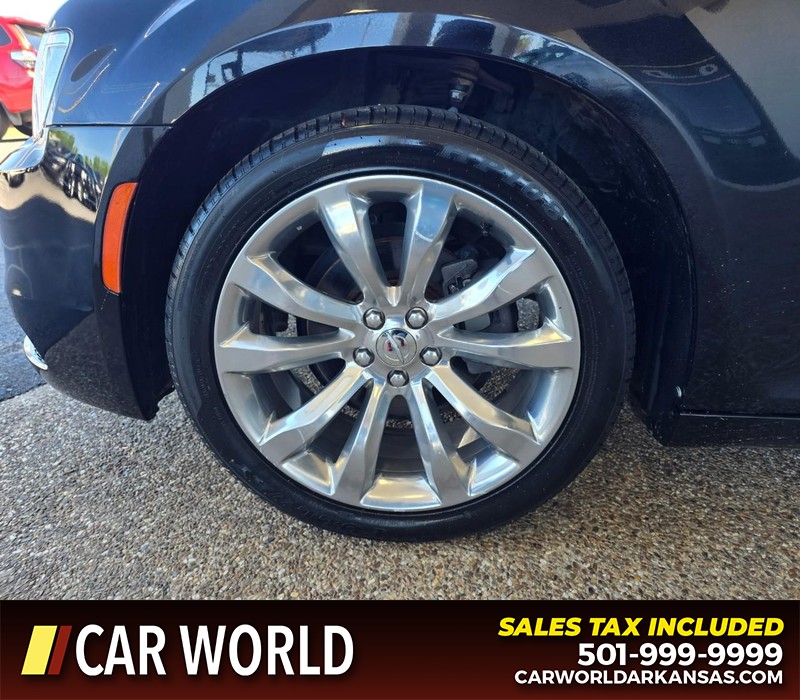 Chrysler 300 Vehicle Full-screen Gallery Image 6