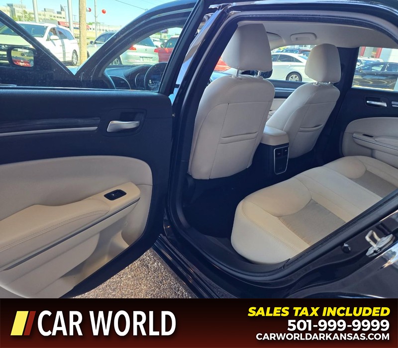 Chrysler 300 Vehicle Full-screen Gallery Image 9