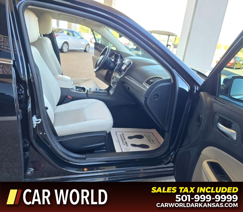 Chrysler 300 Vehicle Full-screen Gallery Image 11