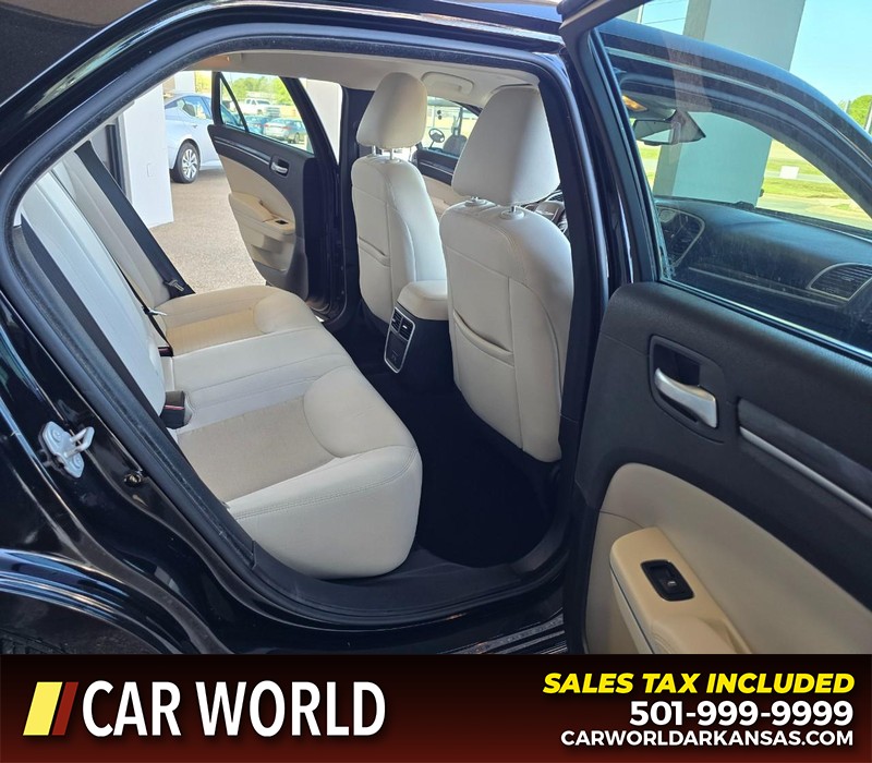 Chrysler 300 Vehicle Full-screen Gallery Image 12