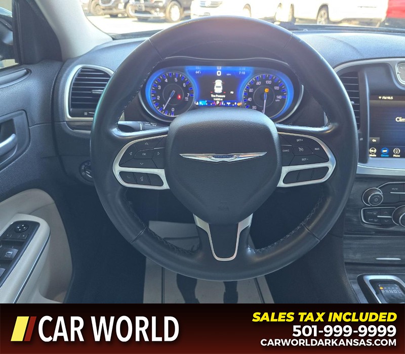 Chrysler 300 Vehicle Full-screen Gallery Image 15