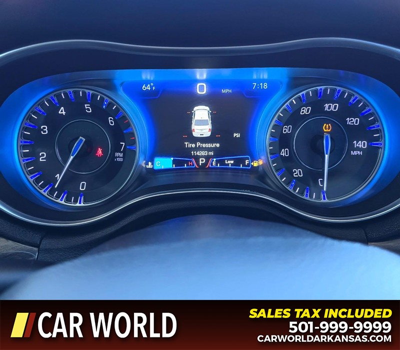 Chrysler 300 Vehicle Full-screen Gallery Image 17