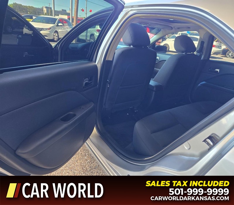 Ford Fusion Vehicle Full-screen Gallery Image 9