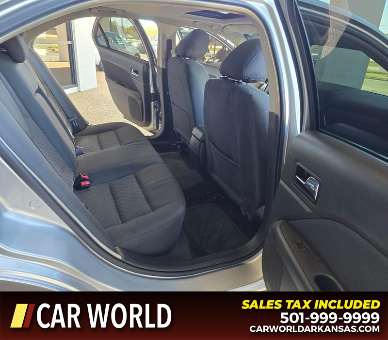 Ford Fusion Vehicle Full-screen Gallery Image 12