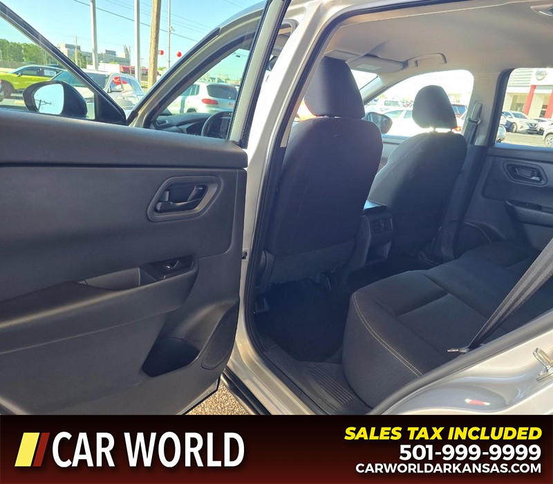 Nissan Rogue Vehicle Full-screen Gallery Image 9