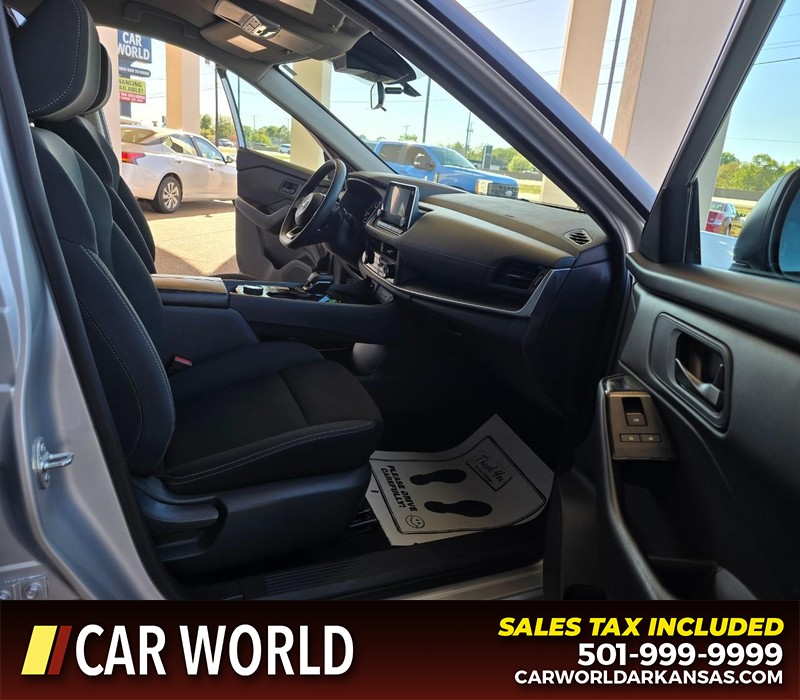 Nissan Rogue Vehicle Full-screen Gallery Image 11