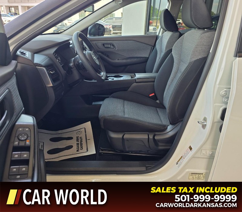 Nissan Rogue Vehicle Full-screen Gallery Image 8