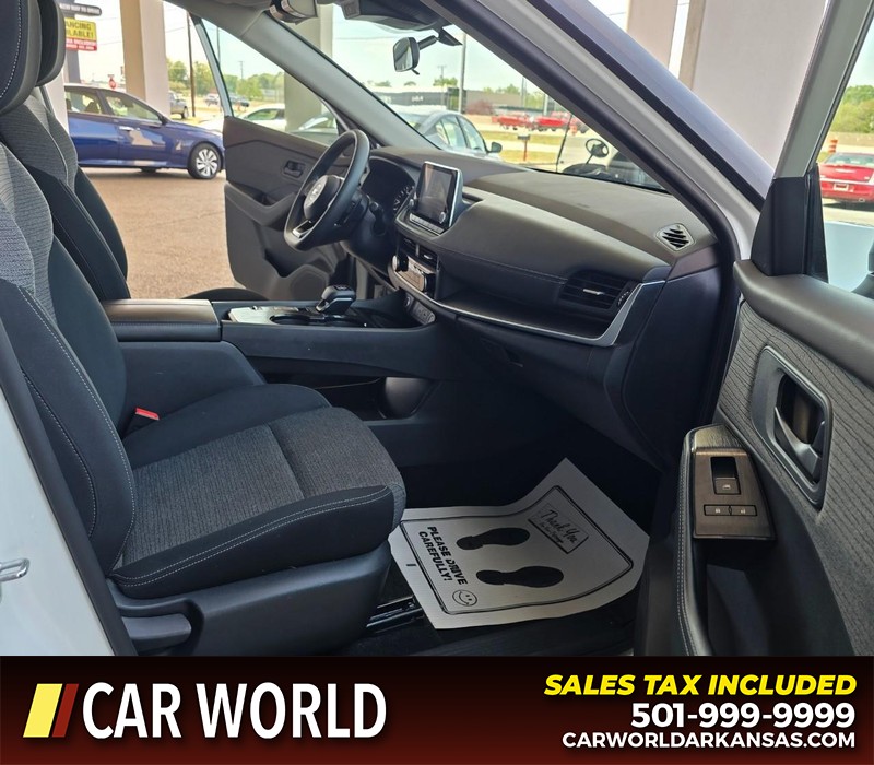 Nissan Rogue Vehicle Full-screen Gallery Image 11