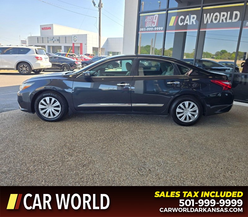 Nissan Altima Vehicle Full-screen Gallery Image 4