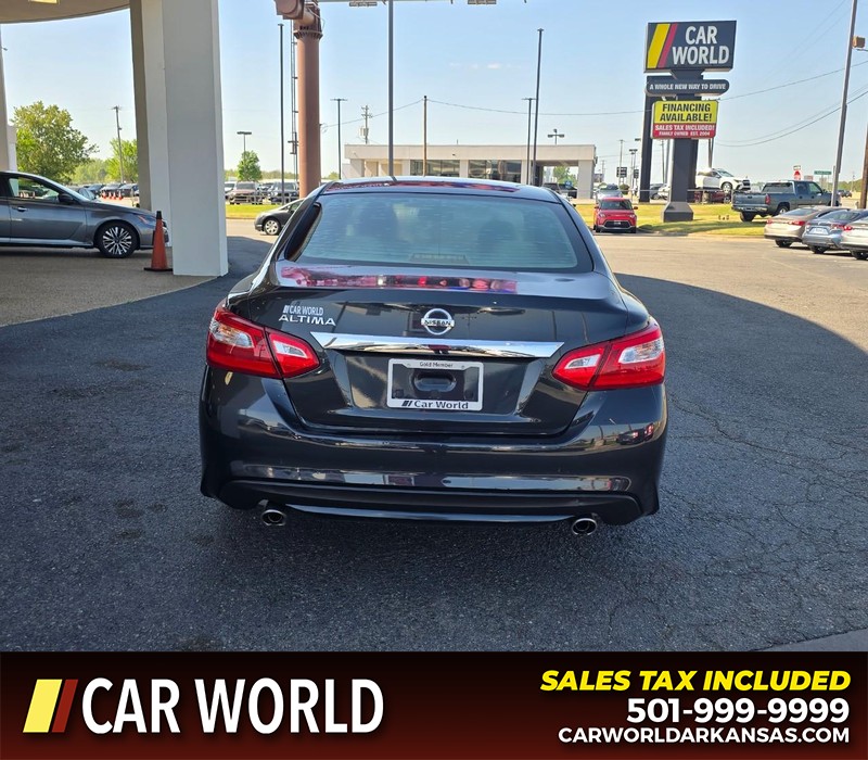 Nissan Altima Vehicle Full-screen Gallery Image 5