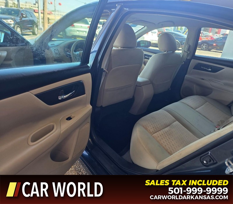 Nissan Altima Vehicle Full-screen Gallery Image 9