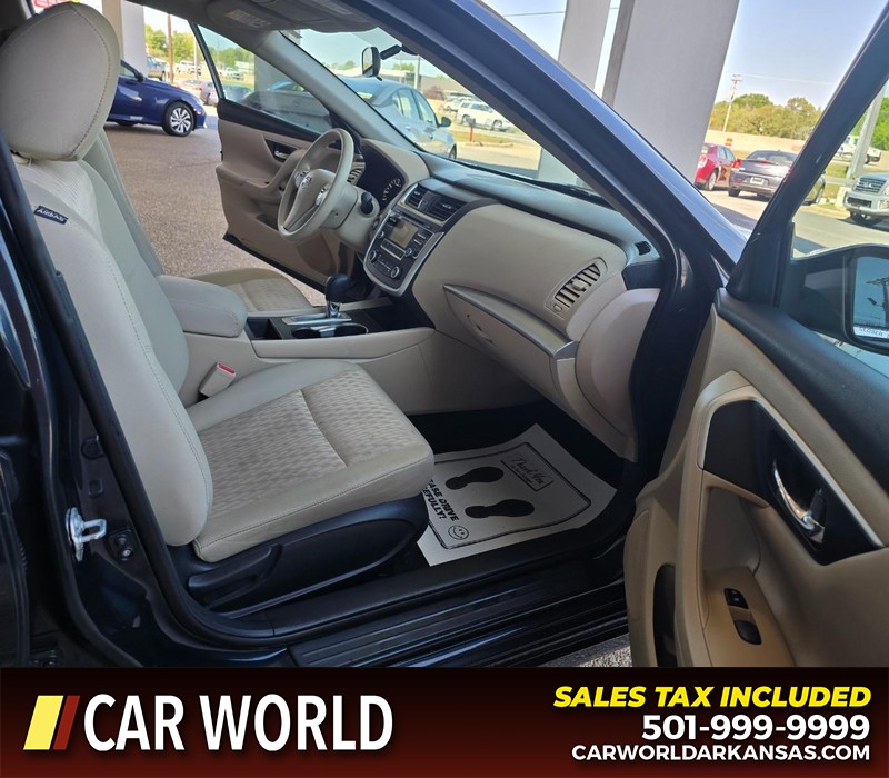 Nissan Altima Vehicle Full-screen Gallery Image 11