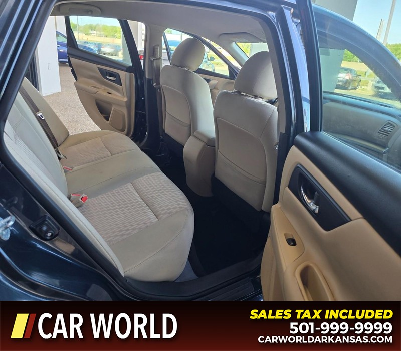Nissan Altima Vehicle Full-screen Gallery Image 12