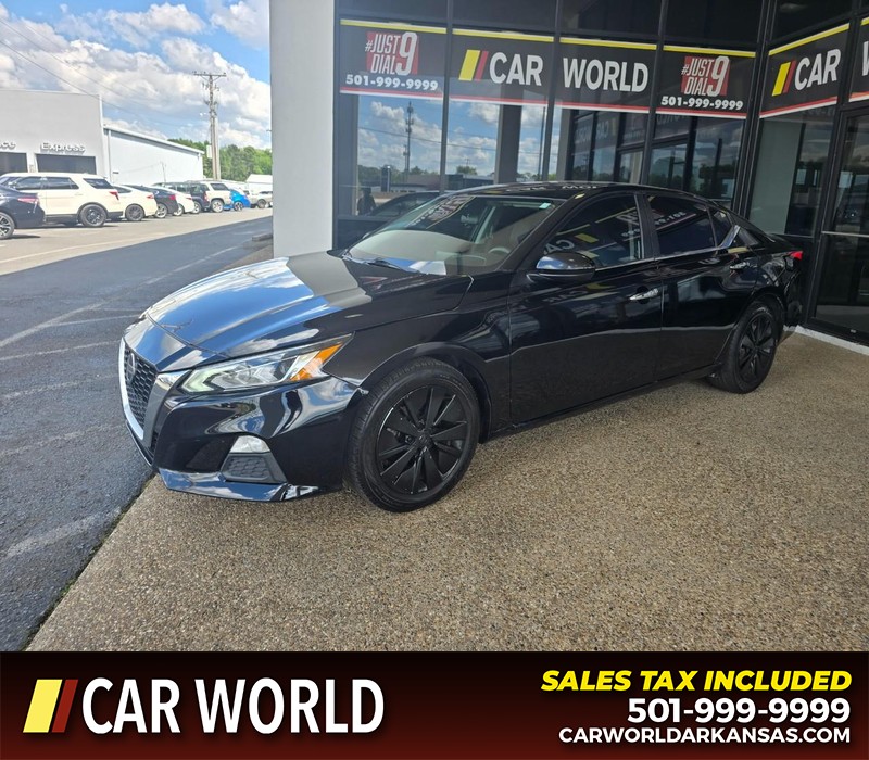 Nissan Altima Vehicle Full-screen Gallery Image 3