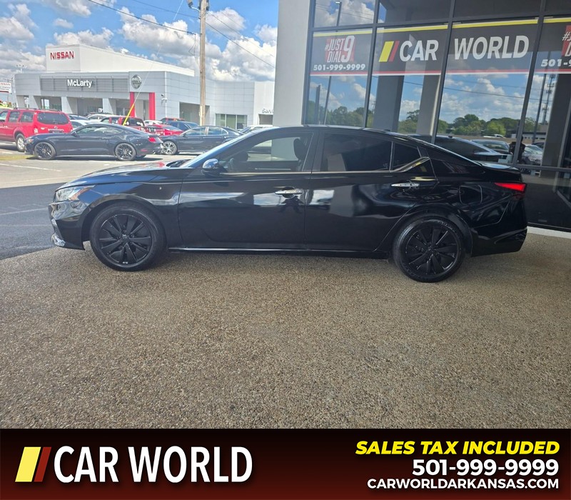 Nissan Altima Vehicle Full-screen Gallery Image 4