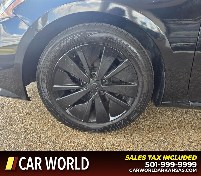 Nissan Altima Vehicle Full-screen Gallery Image 6