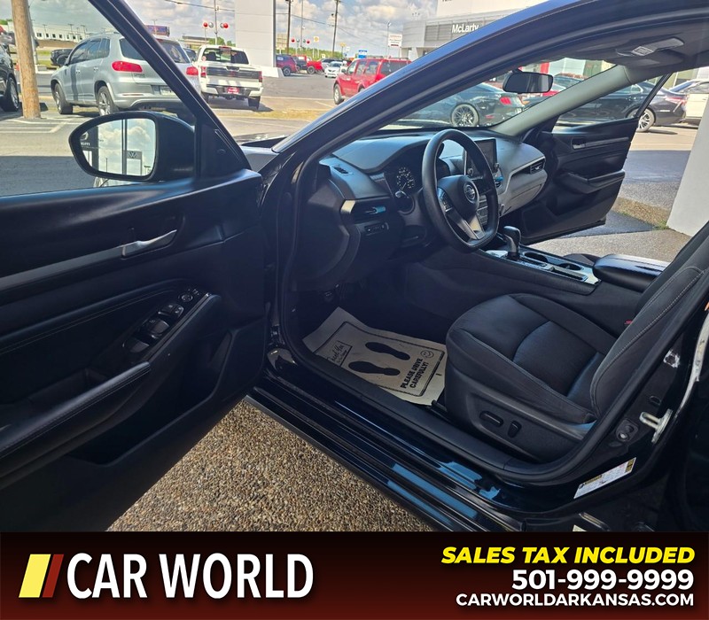 Nissan Altima Vehicle Full-screen Gallery Image 7