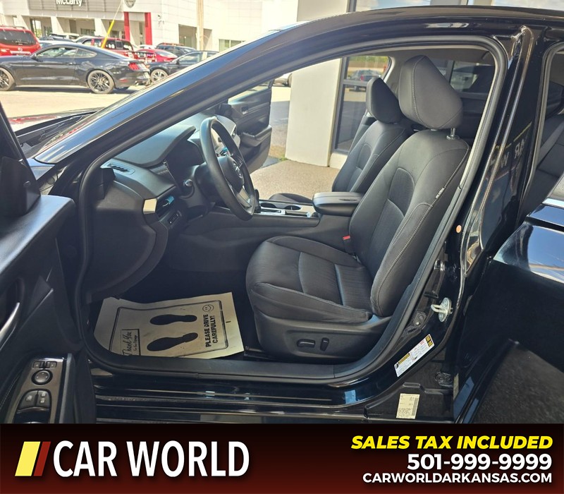 Nissan Altima Vehicle Full-screen Gallery Image 8