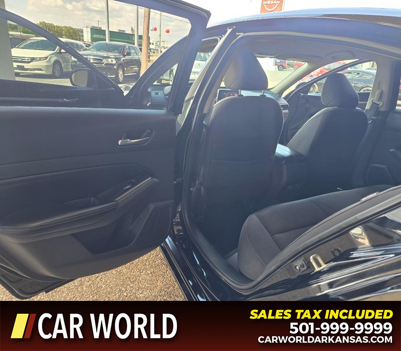 Nissan Altima Vehicle Full-screen Gallery Image 9