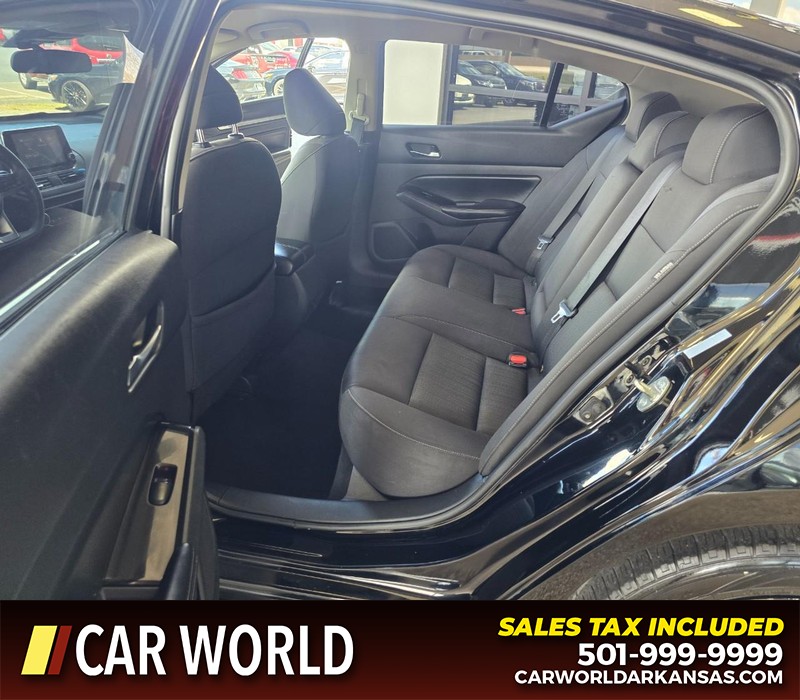 Nissan Altima Vehicle Full-screen Gallery Image 10