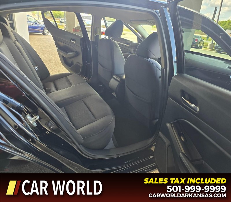 Nissan Altima Vehicle Full-screen Gallery Image 12