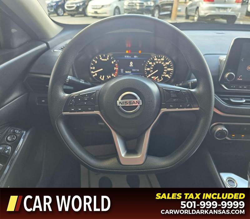 Nissan Altima Vehicle Full-screen Gallery Image 15