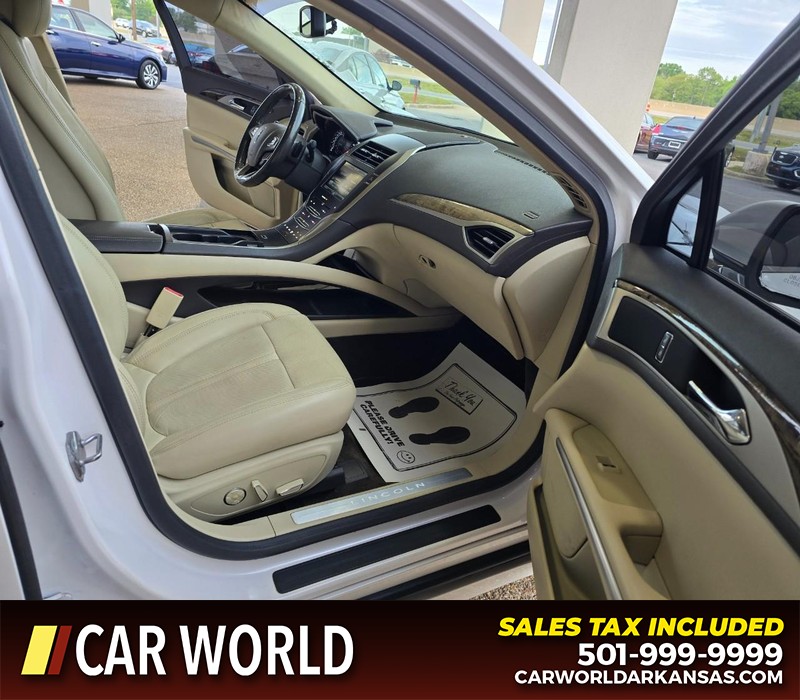 Lincoln MKZ Vehicle Full-screen Gallery Image 11