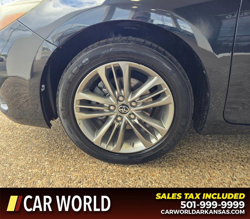 Toyota Camry Vehicle Full-screen Gallery Image 6