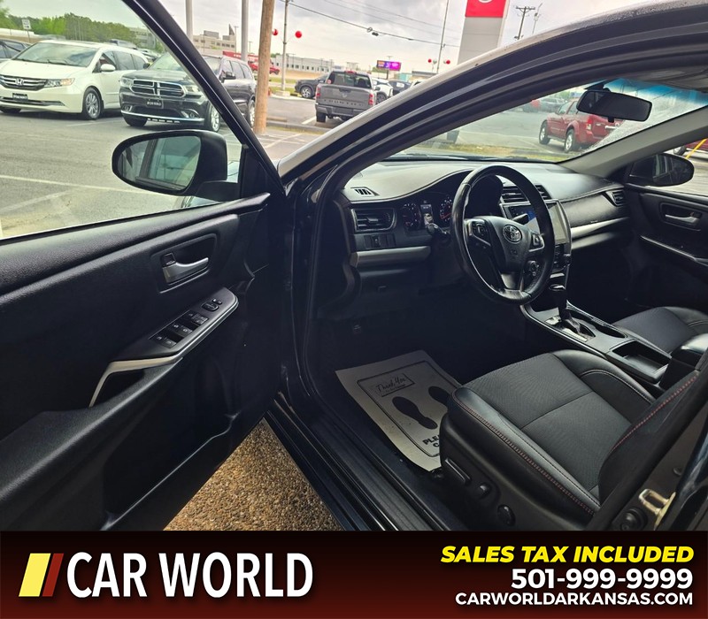 Toyota Camry Vehicle Full-screen Gallery Image 7