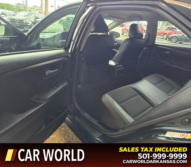 Toyota Camry Vehicle Full-screen Gallery Image 9