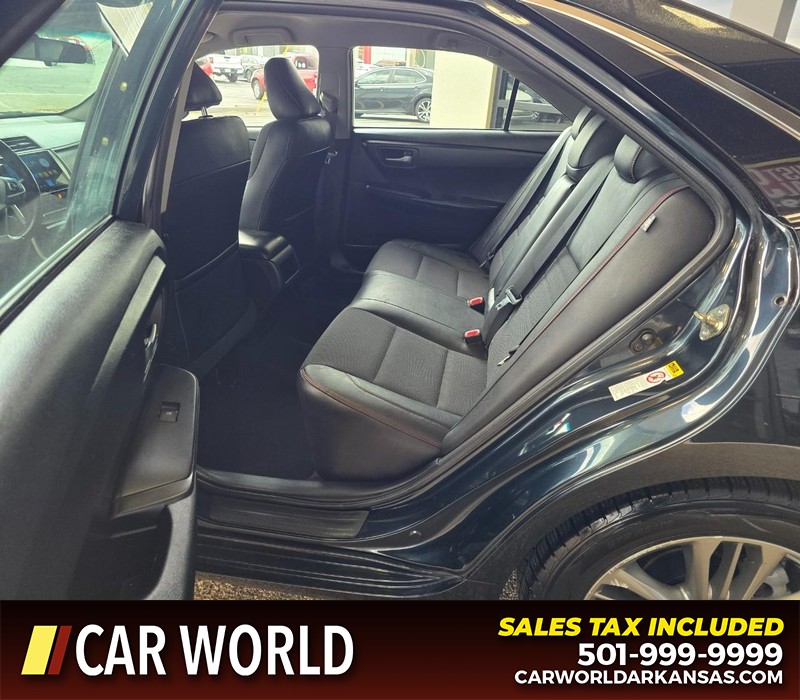 Toyota Camry Vehicle Full-screen Gallery Image 10