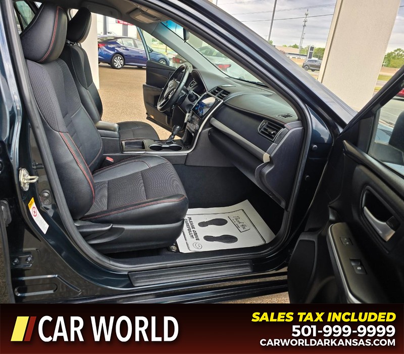 Toyota Camry Vehicle Full-screen Gallery Image 11