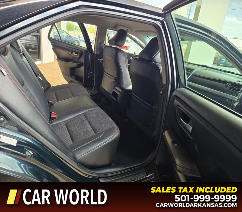 Toyota Camry Vehicle Full-screen Gallery Image 12