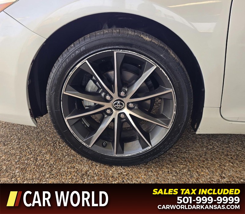 Toyota Camry Vehicle Full-screen Gallery Image 6