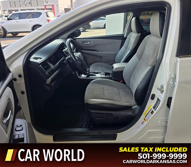 Toyota Camry Vehicle Full-screen Gallery Image 8